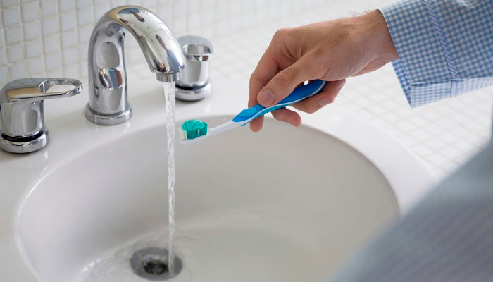 Limpiar el cepillo de dientes