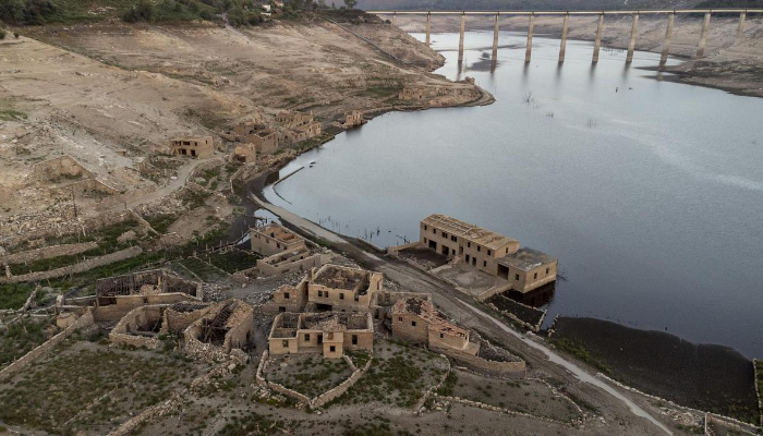 Imagen de sequía de un embalse casi seco