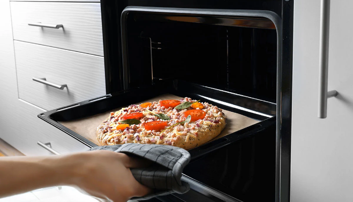 Una pizza en el horno