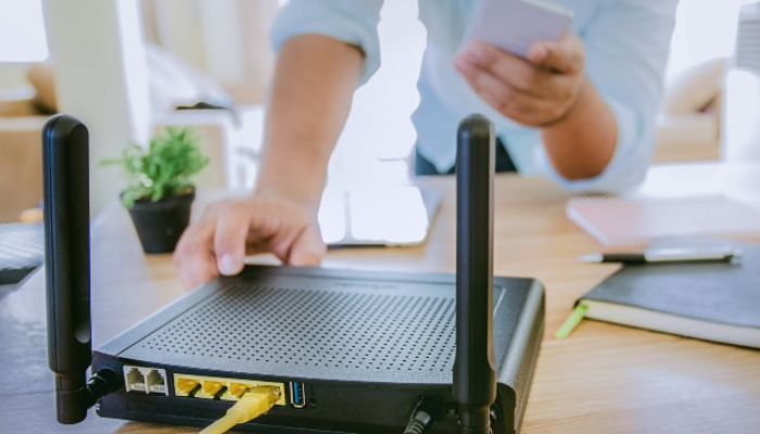Router encima de la mesa con un hombre pensando