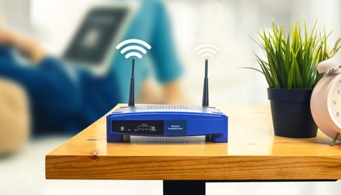 Router encima de una mesa de oficina