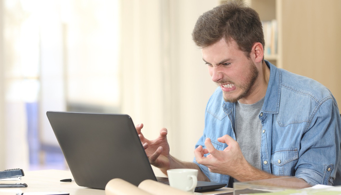 Hombre quejándose del ordenador