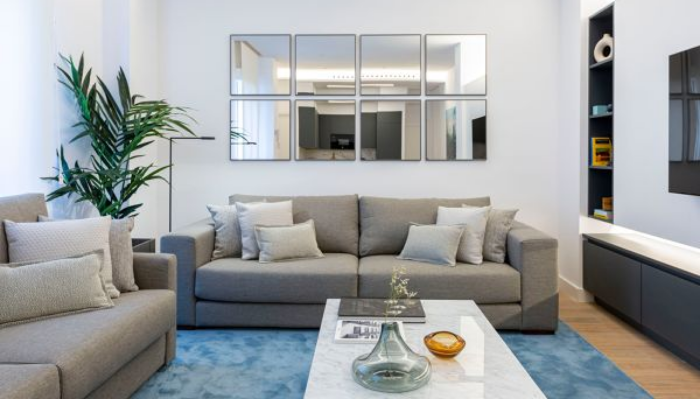 Salón con espejos para decorar e iluminar