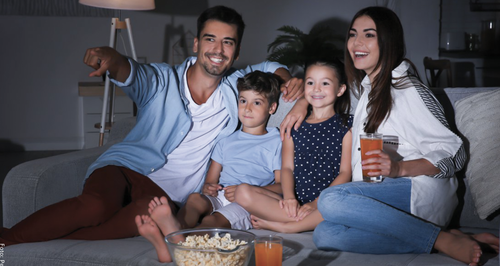 Familia viendo la TV